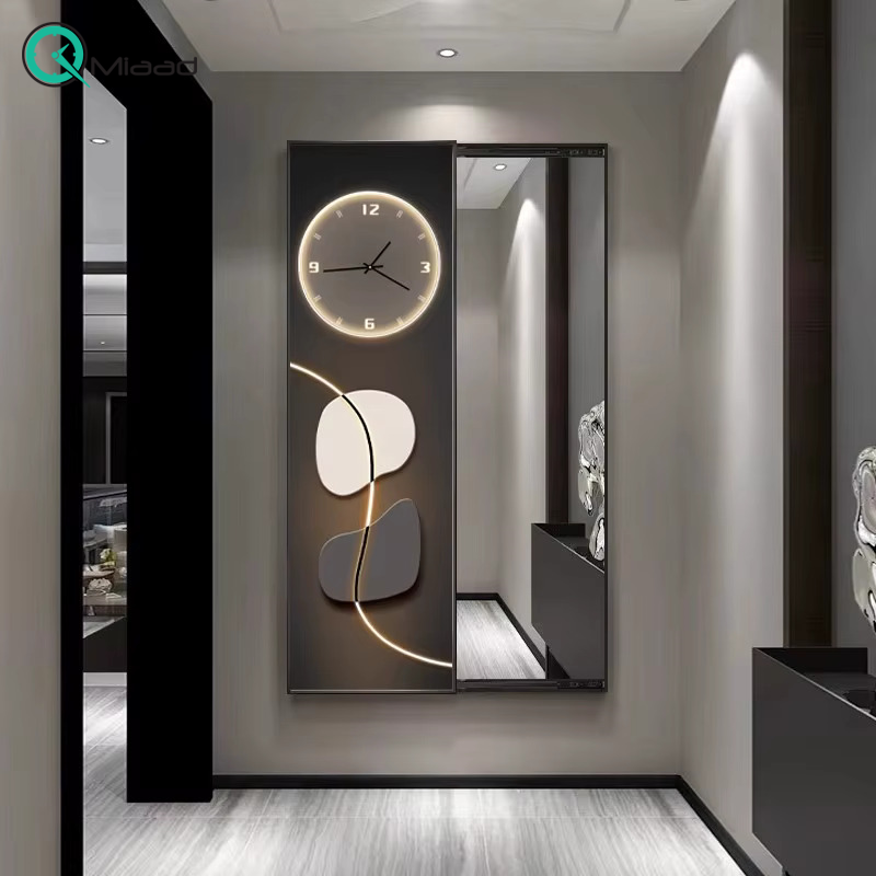 آینه در راهرو ورودی خانه